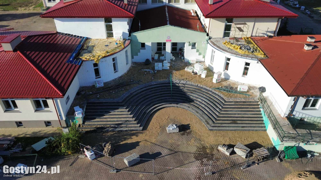 Remont schodów przy wejściu głównym w Piaskach