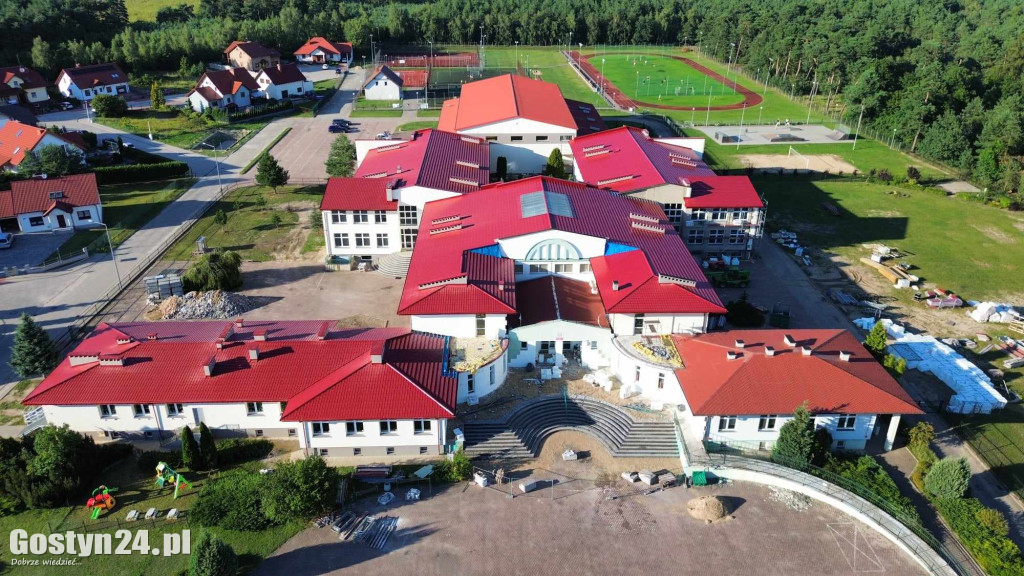 Remont schodów przy wejściu głównym w Piaskach