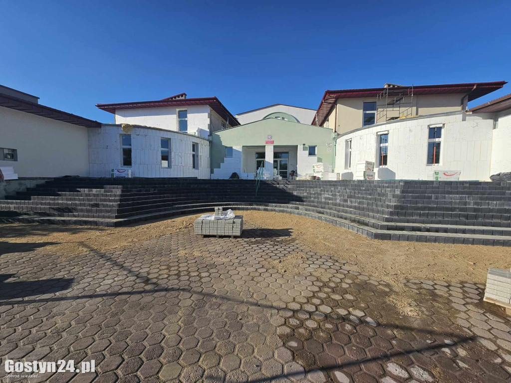 Remont schodów przy wejściu głównym w Piaskach