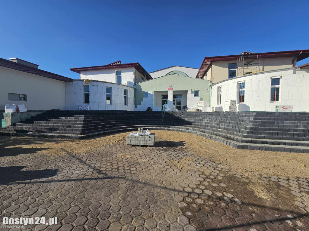 Remont schodów przy wejściu głównym w Piaskach