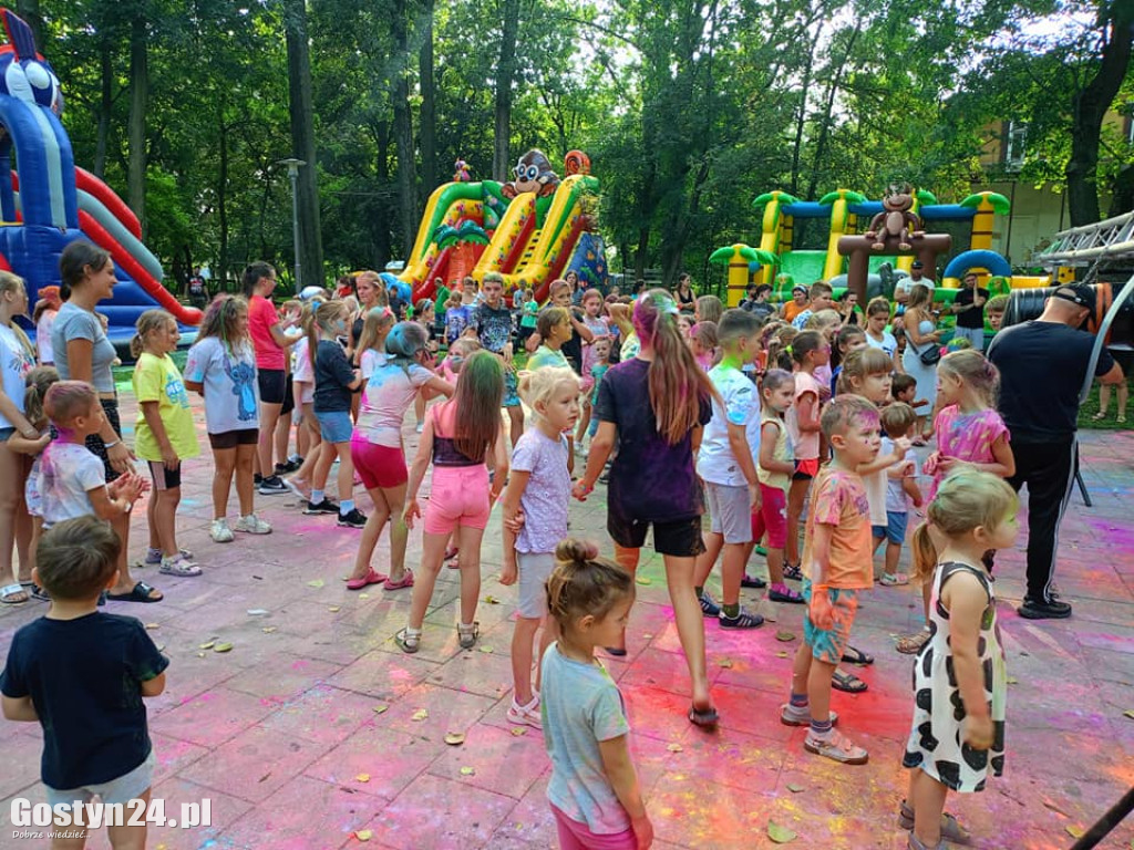 Festiwal Kolorów i Piana Party w parku miejskim w Pogorzeli