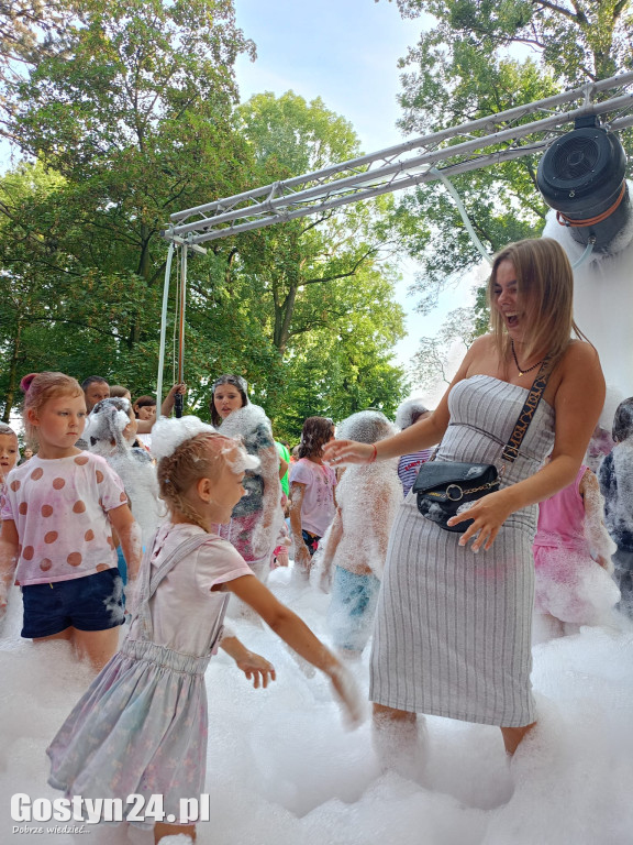 Festiwal Kolorów i Piana Party w parku miejskim w Pogorzeli
