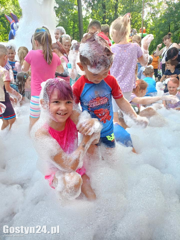Festiwal Kolorów i Piana Party w parku miejskim w Pogorzeli