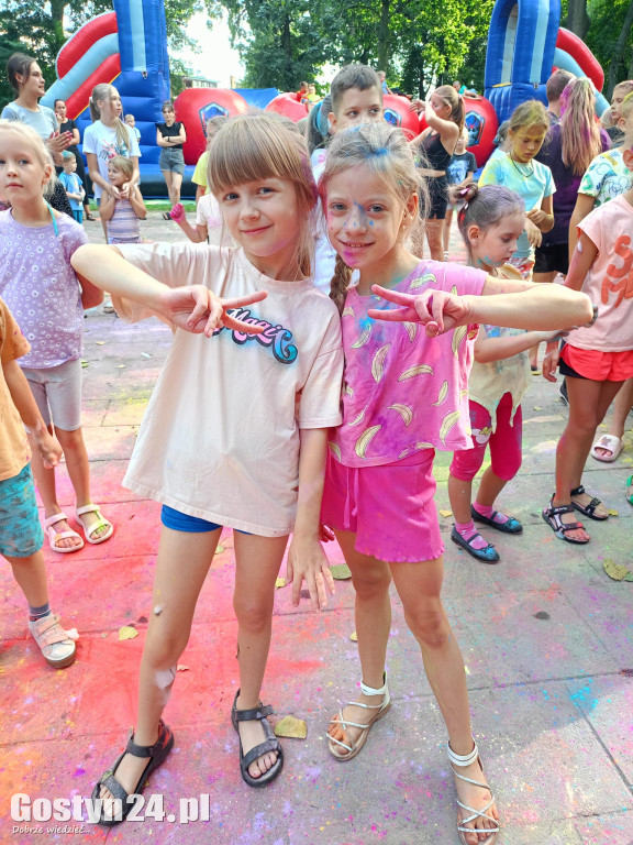 Festiwal Kolorów i Piana Party w parku miejskim w Pogorzeli