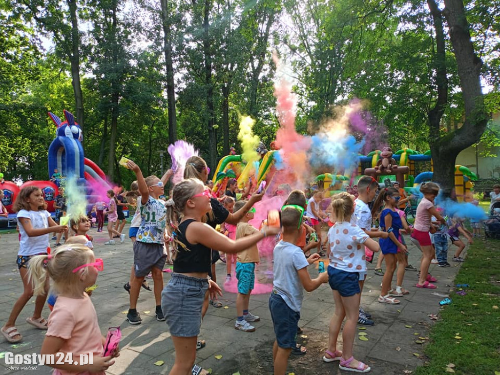 Festiwal Kolorów i Piana Party w parku miejskim w Pogorzeli