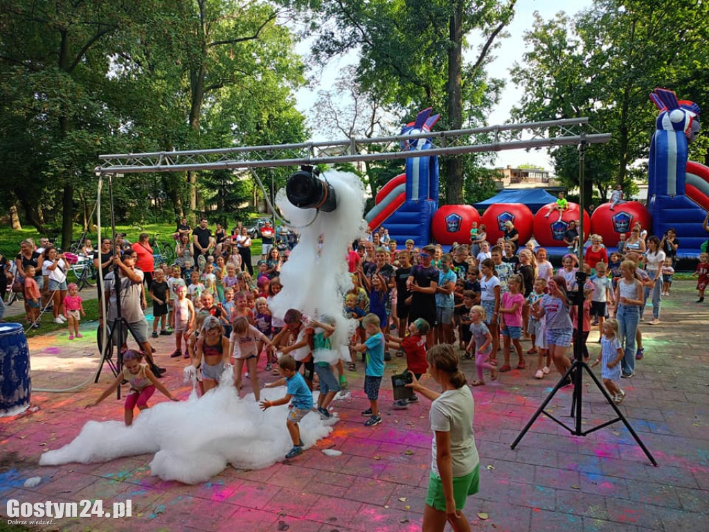 Festiwal Kolorów i Piana Party w parku miejskim w Pogorzeli