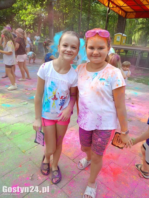 Festiwal Kolorów i Piana Party w parku miejskim w Pogorzeli
