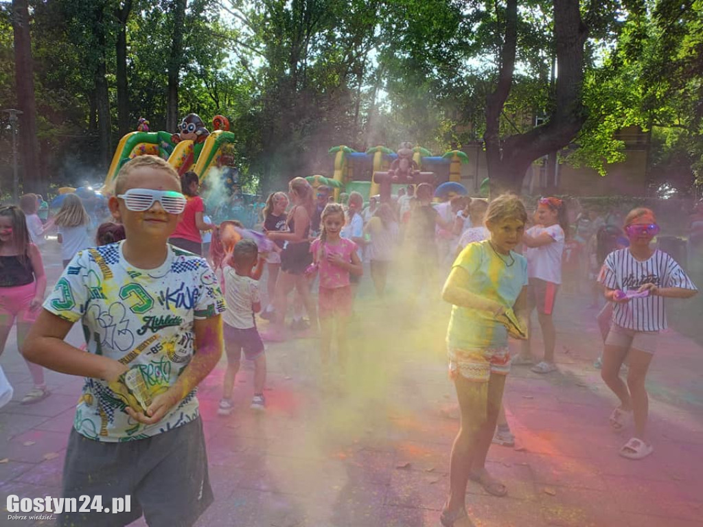 Festiwal Kolorów i Piana Party w parku miejskim w Pogorzeli