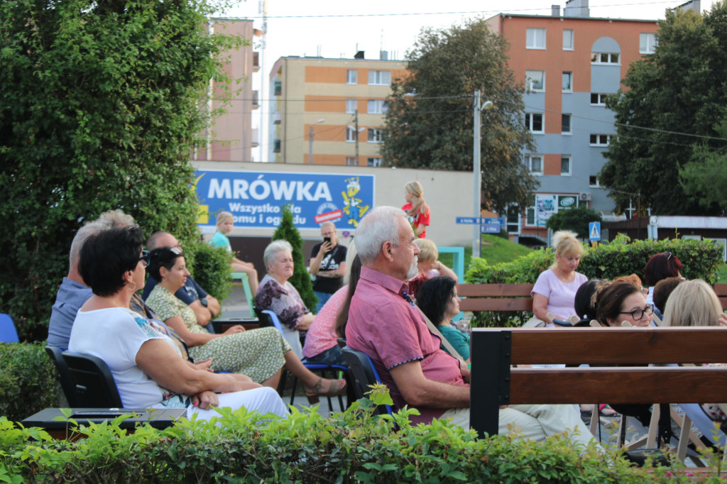 Nastrojowy wieczór w Hutniku. Gostynianie usłyszeli największe przeboje