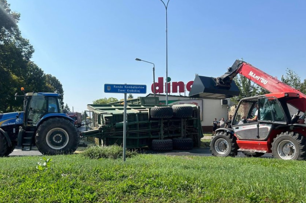 Na rondzie w Krobi przewróciła się przyczepa