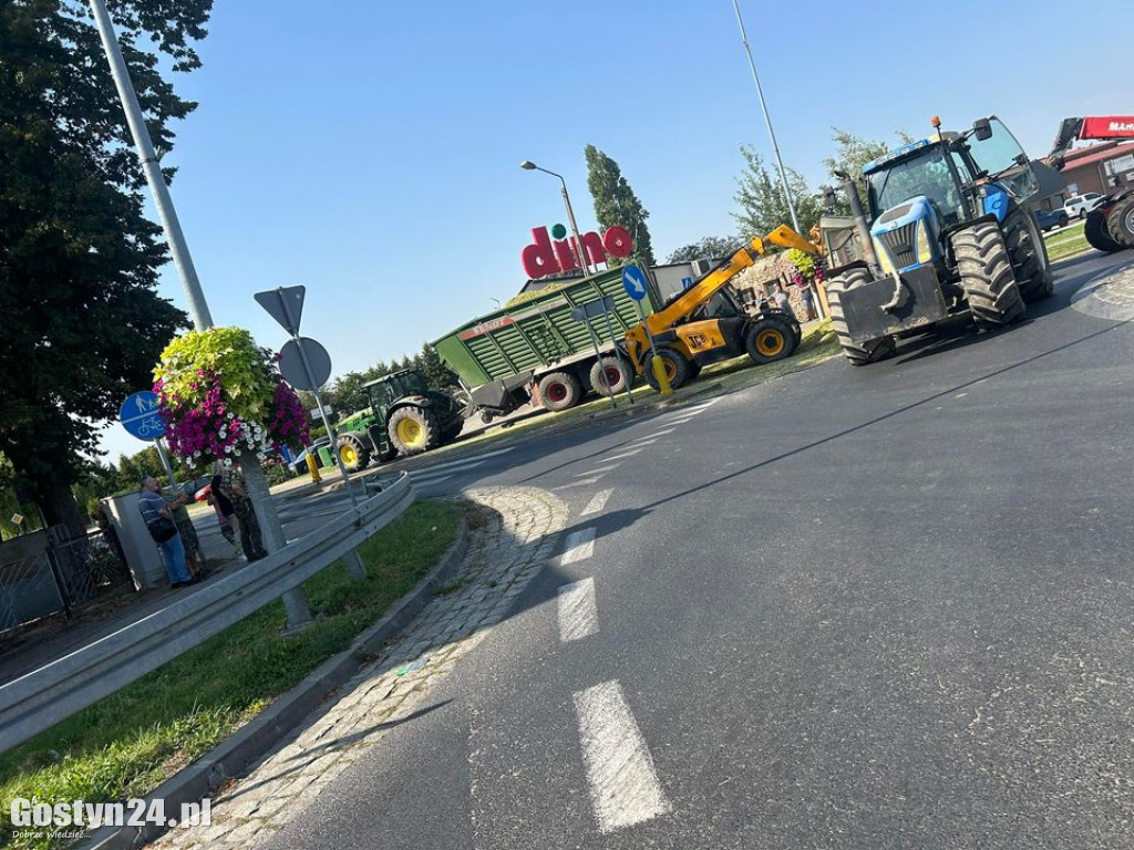 Na rondzie w Krobi przewróciła się przyczepa