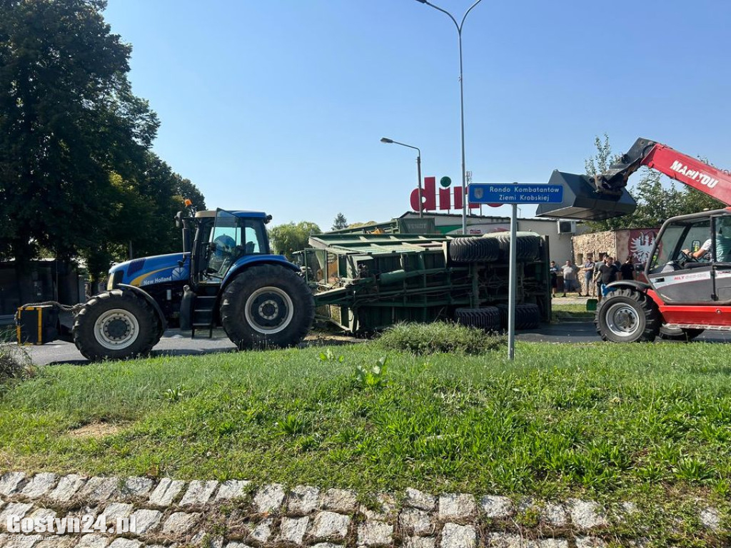 Na rondzie w Krobi przewróciła się przyczepa