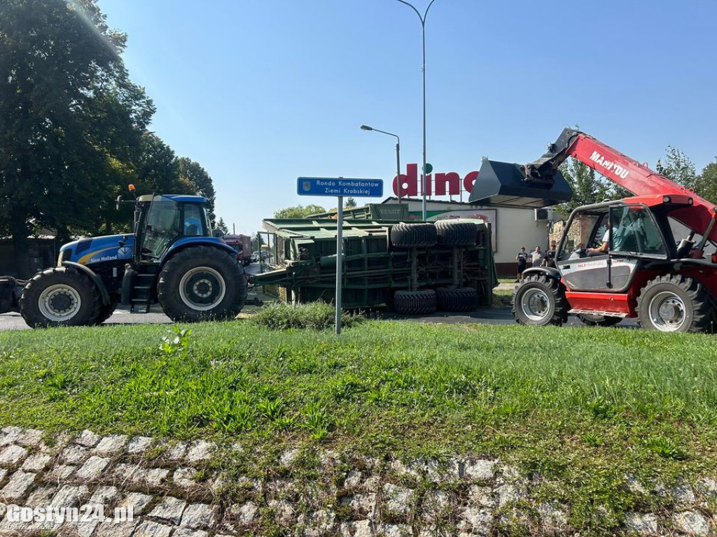 Na rondzie w Krobi przewróciła się przyczepa