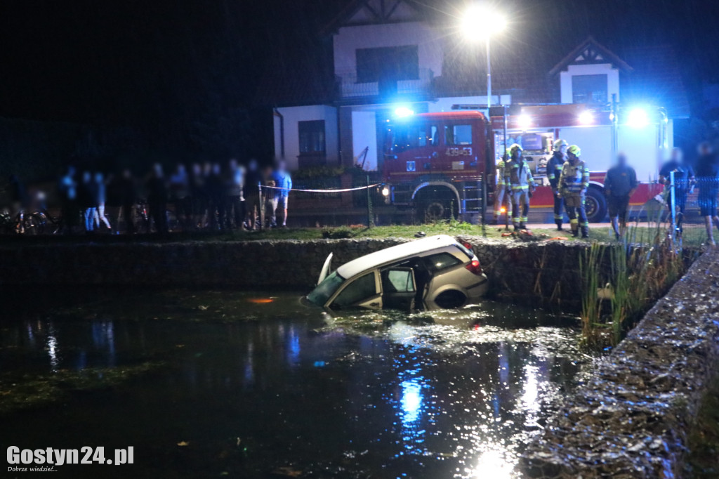 Samochód wjechał do stawu w Krobi