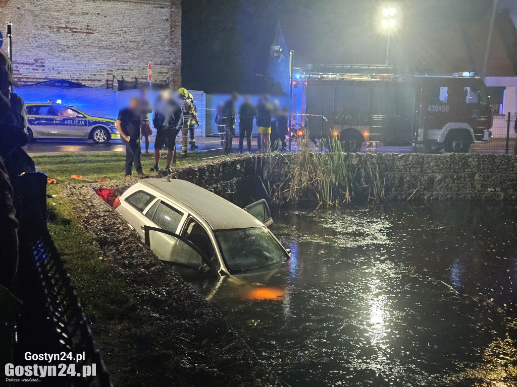 Samochód wjechał do stawu w Krobi