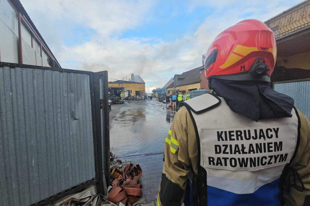 Pożar stacji demontażu pojazdów w Czarkowie