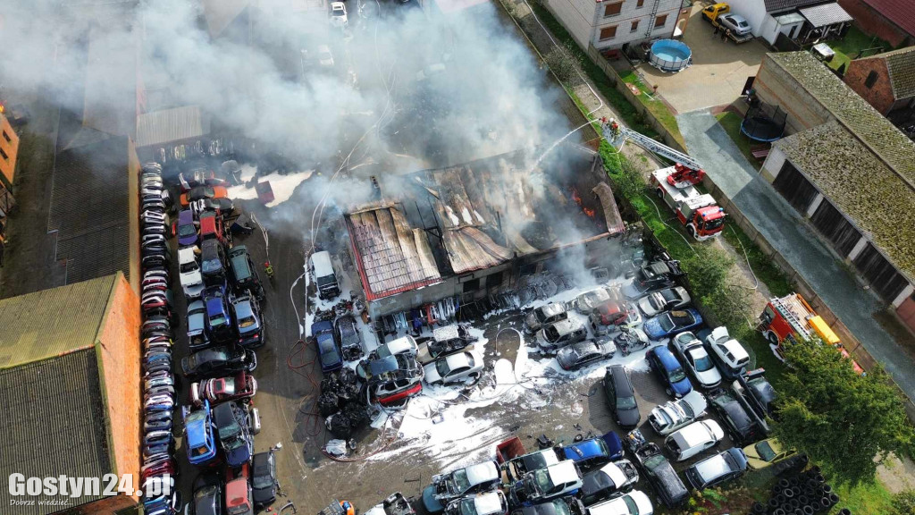 Pożar stacji demontażu pojazdów w Czarkowie