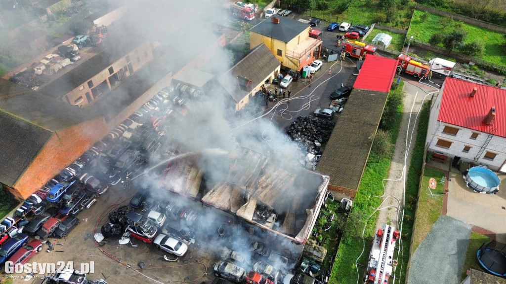 Pożar stacji demontażu pojazdów w Czarkowie