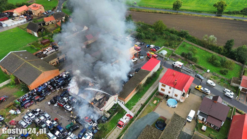 Pożar stacji demontażu pojazdów w Czarkowie