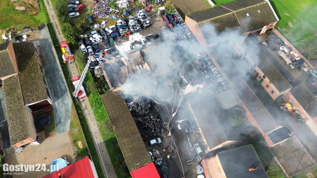 Pożar stacji demontażu pojazdów w Czarkowie