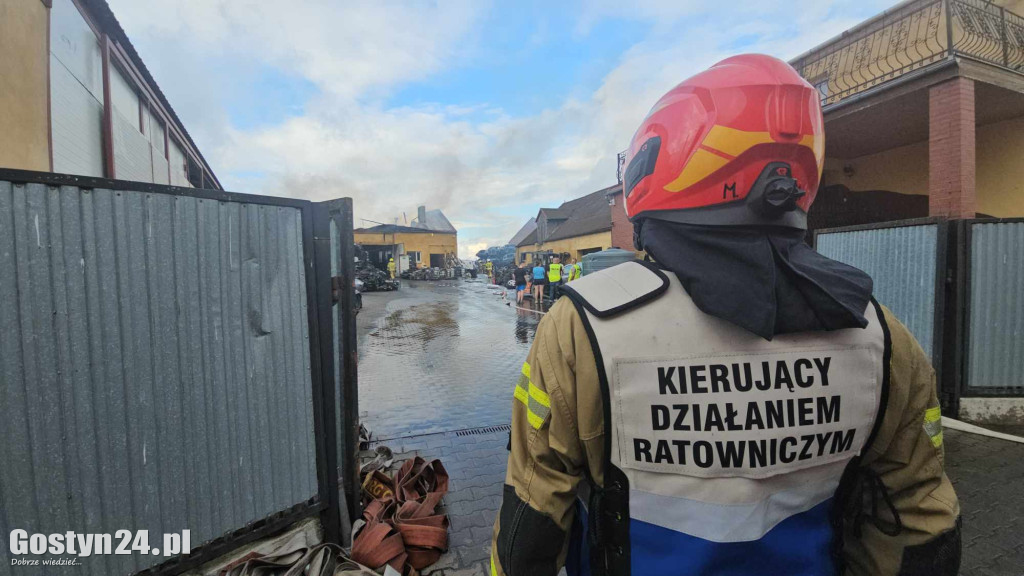 Pożar stacji demontażu pojazdów w Czarkowie