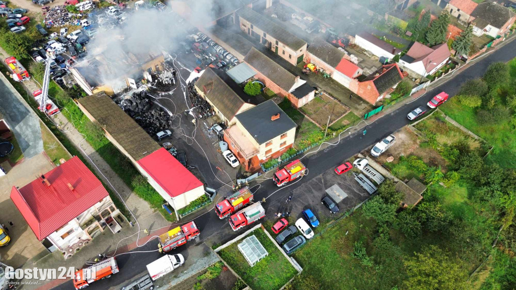 Pożar stacji demontażu pojazdów w Czarkowie