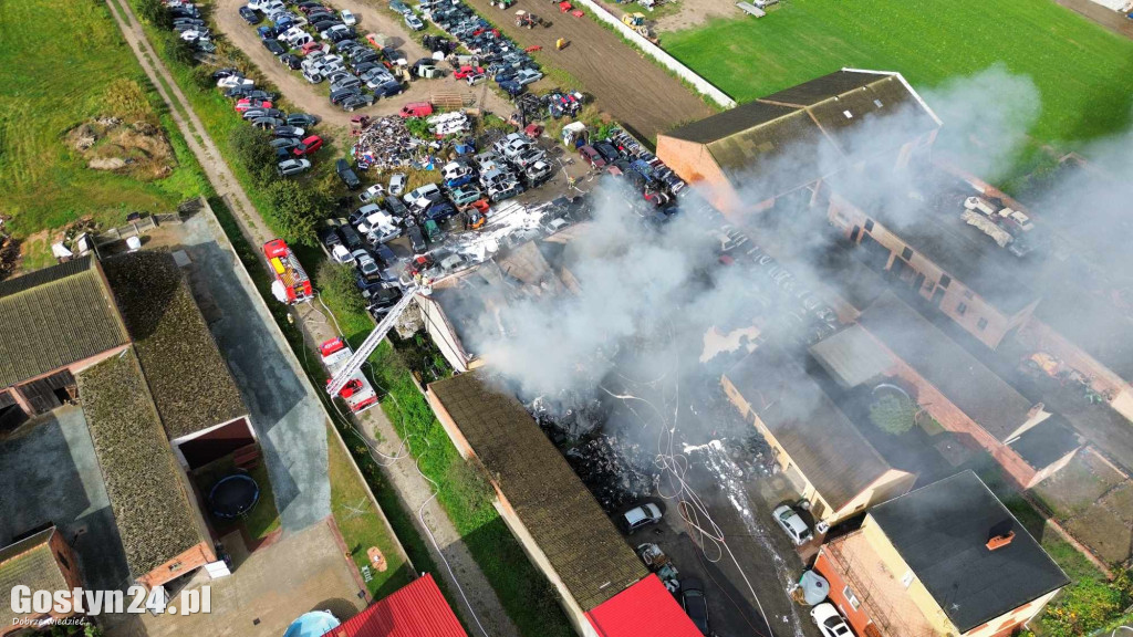 Pożar stacji demontażu pojazdów w Czarkowie