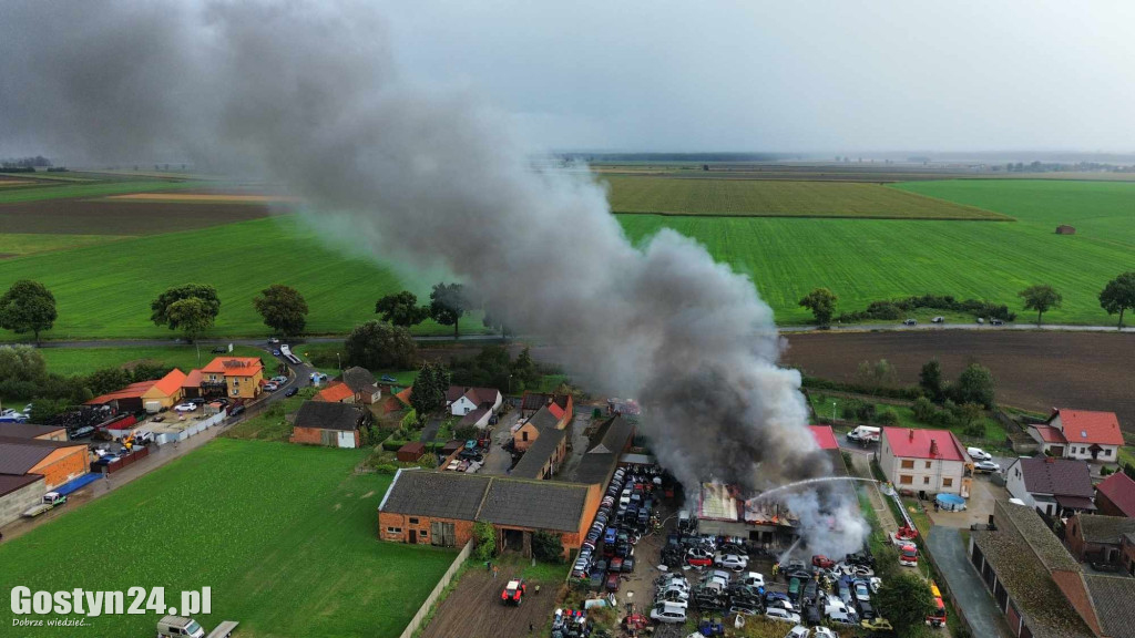 Pożar stacji demontażu pojazdów w Czarkowie