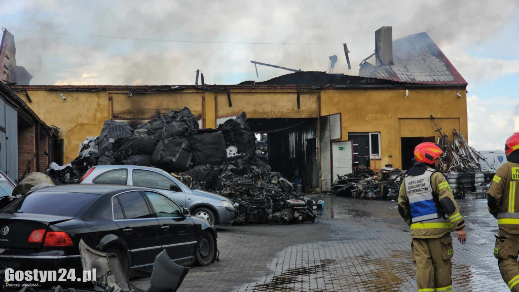 Pożar stacji demontażu pojazdów w Czarkowie