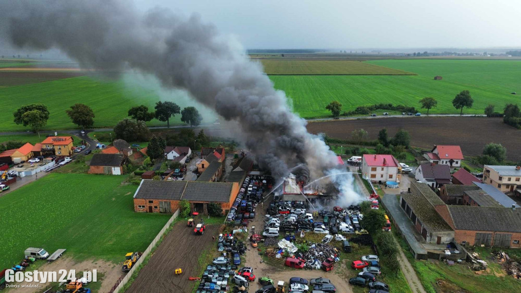 Pożar stacji demontażu pojazdów w Czarkowie