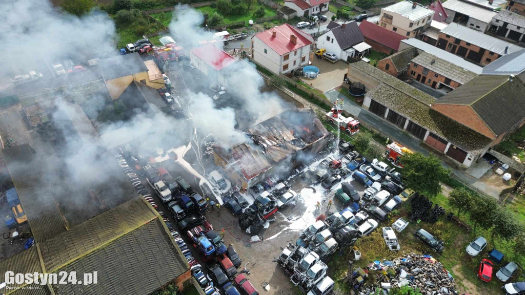 Pożar stacji demontażu pojazdów w Czarkowie