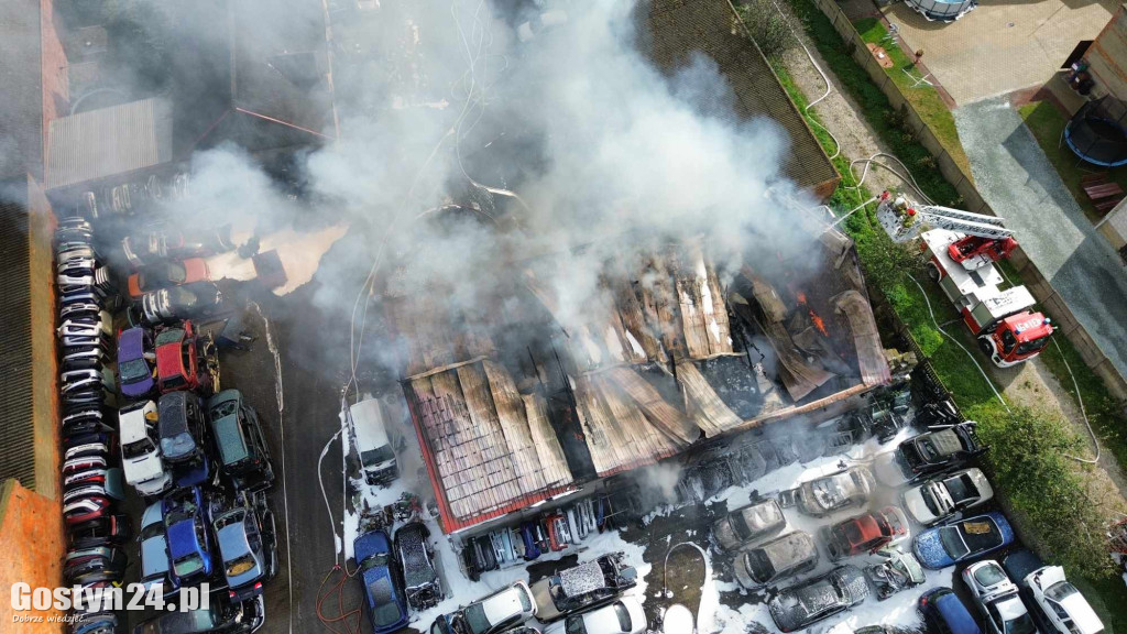 Pożar stacji demontażu pojazdów w Czarkowie