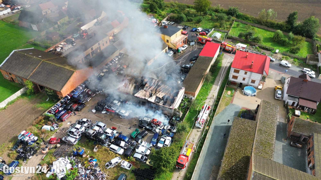 Pożar stacji demontażu pojazdów w Czarkowie