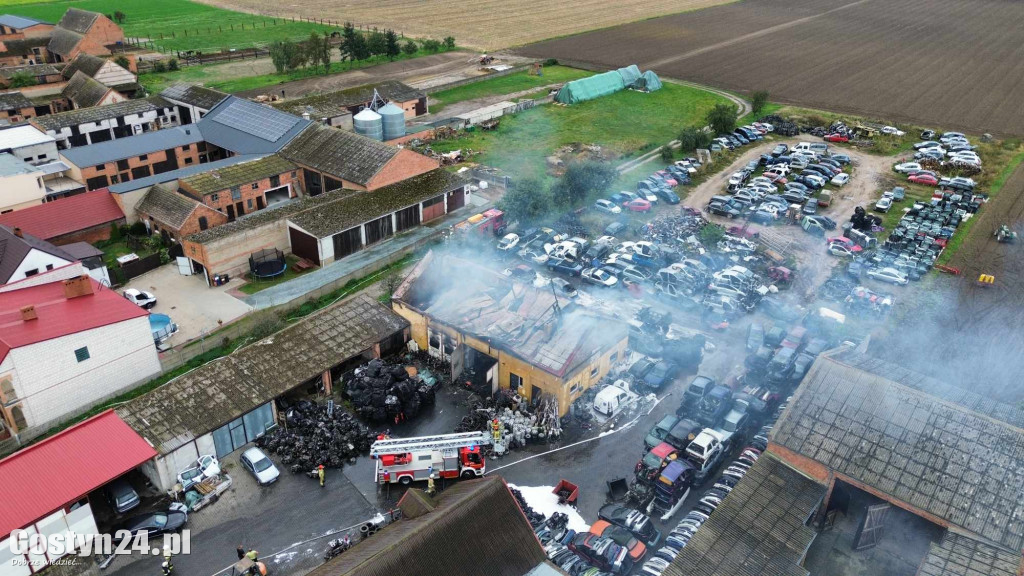 Pożar stacji demontażu pojazdów w Czarkowie