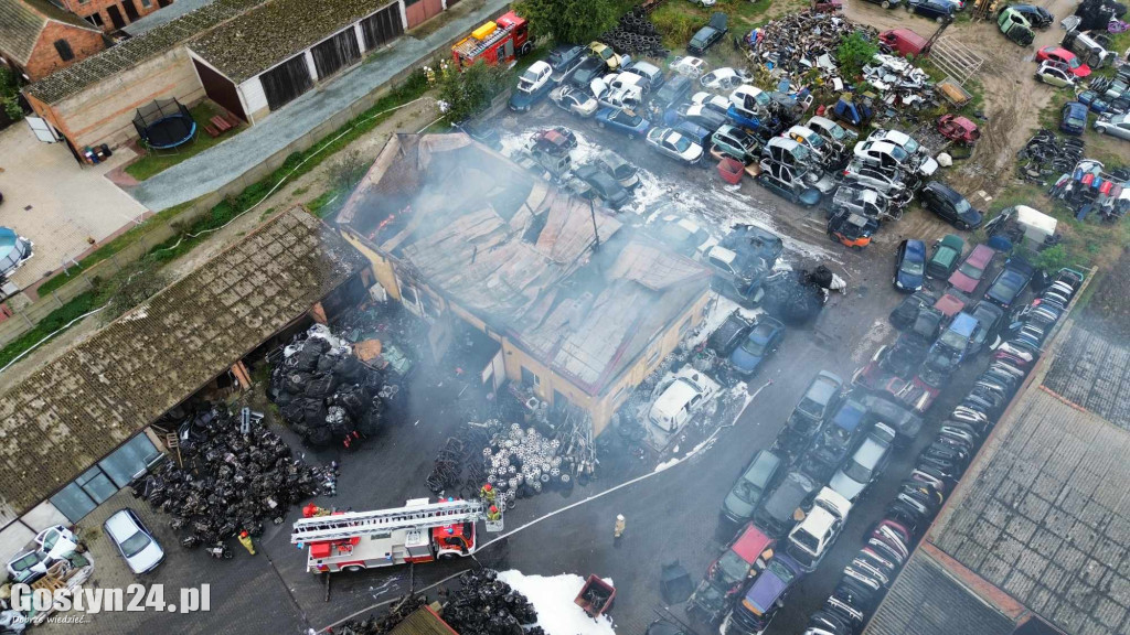 Pożar stacji demontażu pojazdów w Czarkowie