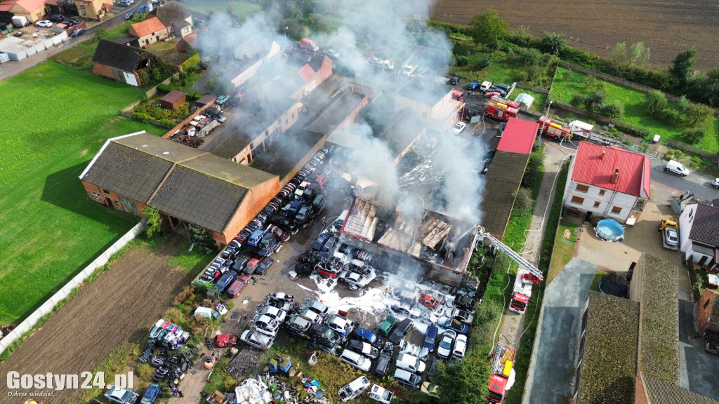 Pożar stacji demontażu pojazdów w Czarkowie