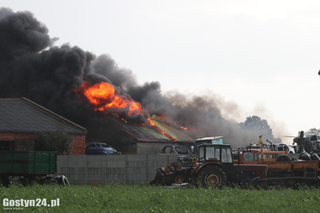 Pożar stacji demontażu pojazdów w Czarkowie