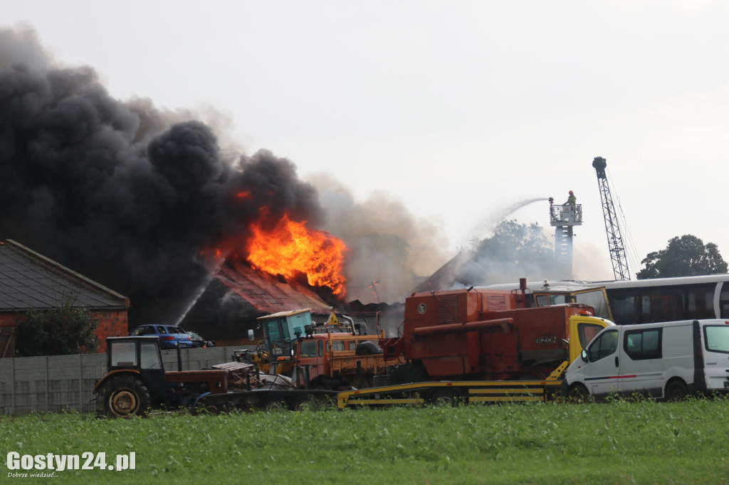 Pożar stacji demontażu pojazdów w Czarkowie