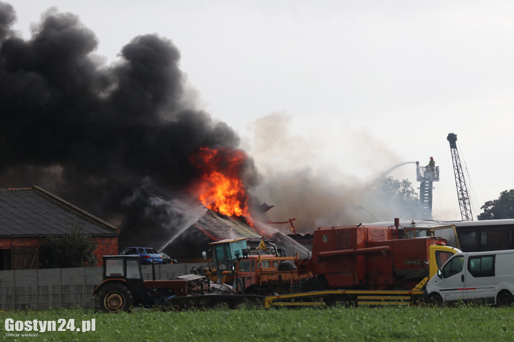 Pożar stacji demontażu pojazdów w Czarkowie