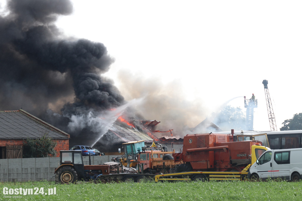 Pożar stacji demontażu pojazdów w Czarkowie