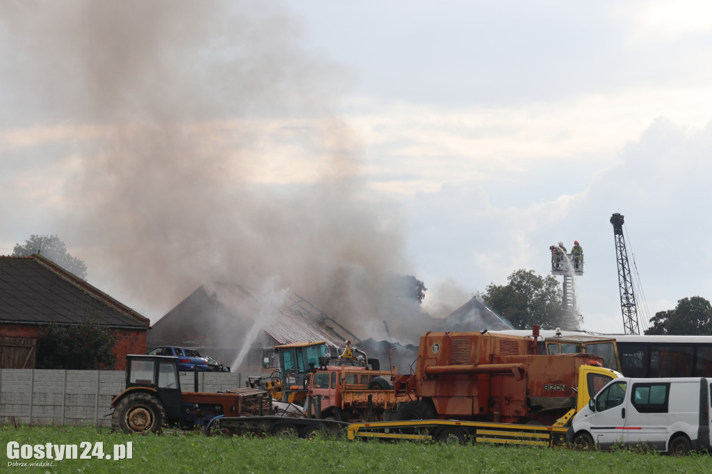 Pożar stacji demontażu pojazdów w Czarkowie