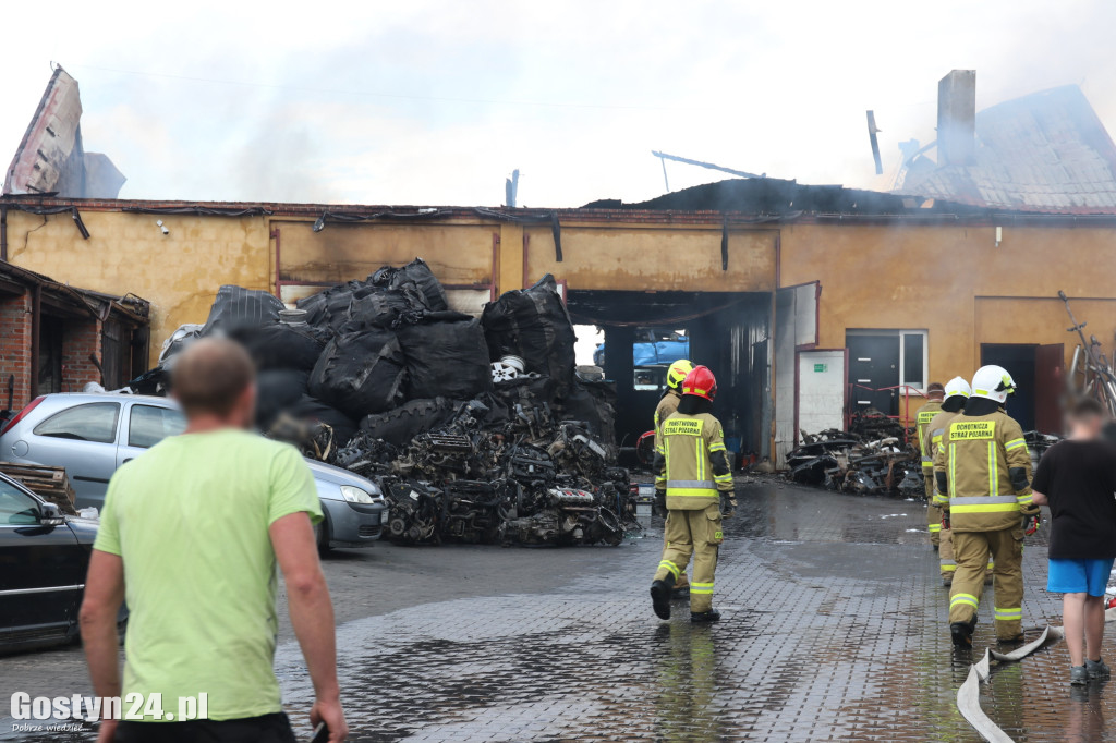 Pożar stacji demontażu pojazdów w Czarkowie