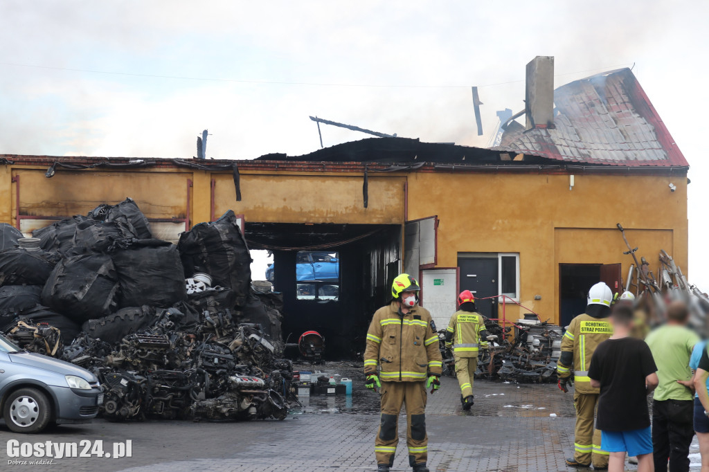 Pożar stacji demontażu pojazdów w Czarkowie