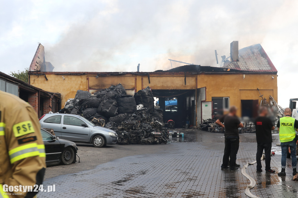 Pożar stacji demontażu pojazdów w Czarkowie