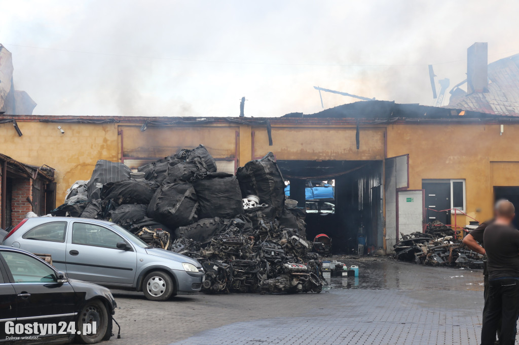 Pożar stacji demontażu pojazdów w Czarkowie