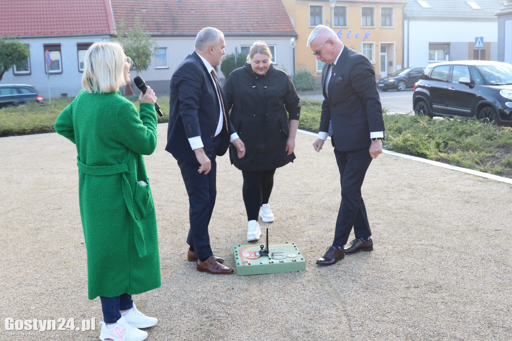 Zegar słoneczny stanął na rynku w Borku Wlkp.