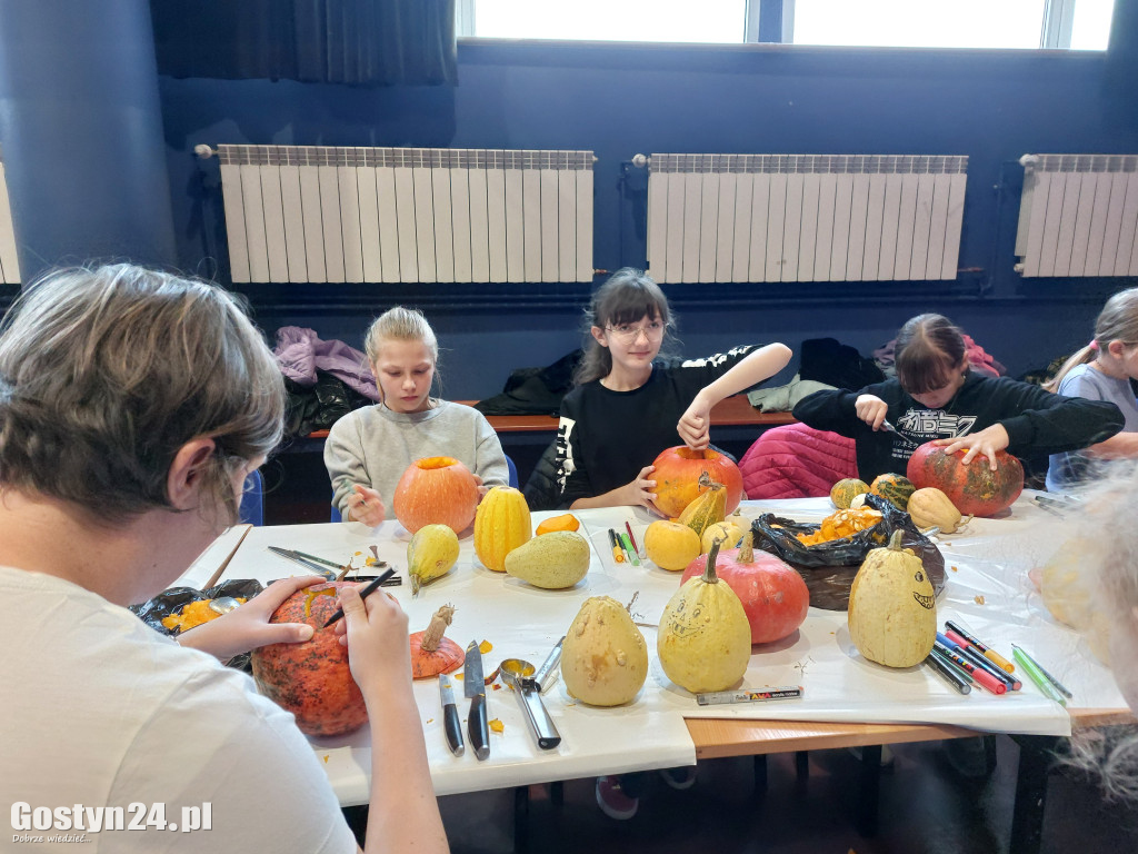 Łyżka do lodów, nóż, a nawet wkrętarka... czyli jak zrobić lampion z dyni