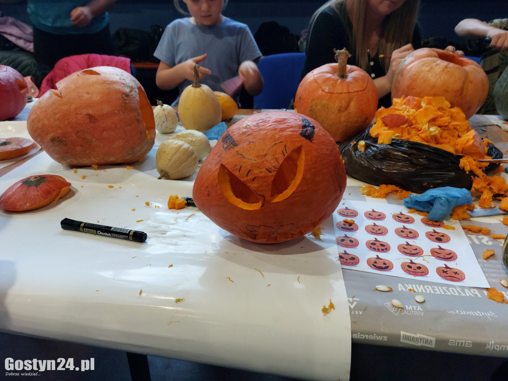 Łyżka do lodów, nóż, a nawet wkrętarka... czyli jak zrobić lampion z dyni
