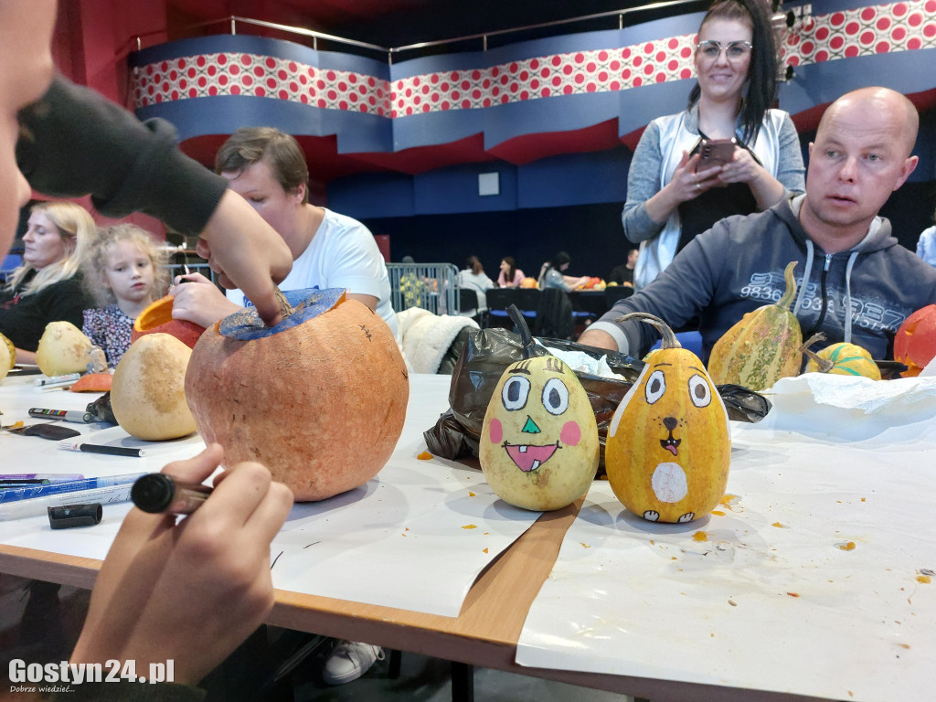 Łyżka do lodów, nóż, a nawet wkrętarka... czyli jak zrobić lampion z dyni