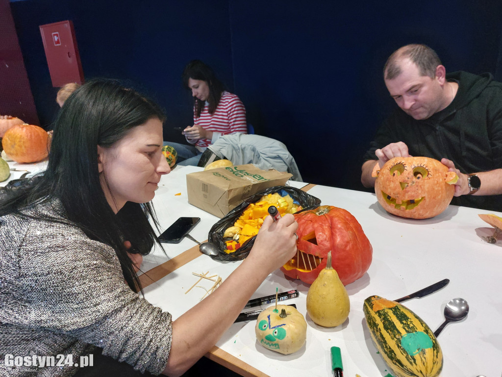 Łyżka do lodów, nóż, a nawet wkrętarka... czyli jak zrobić lampion z dyni